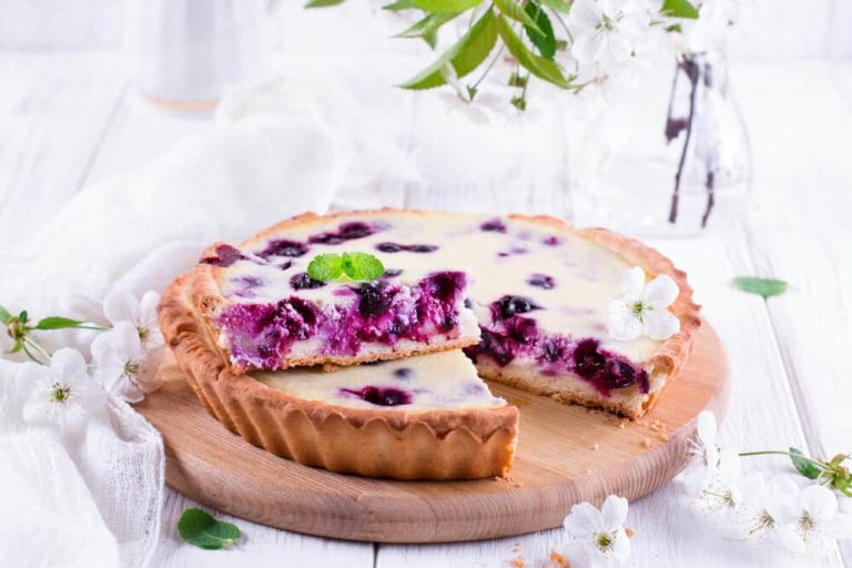 Einfacher Rührkuchen mit schwarzen Johannisbeeren: Perfekt als Dessert