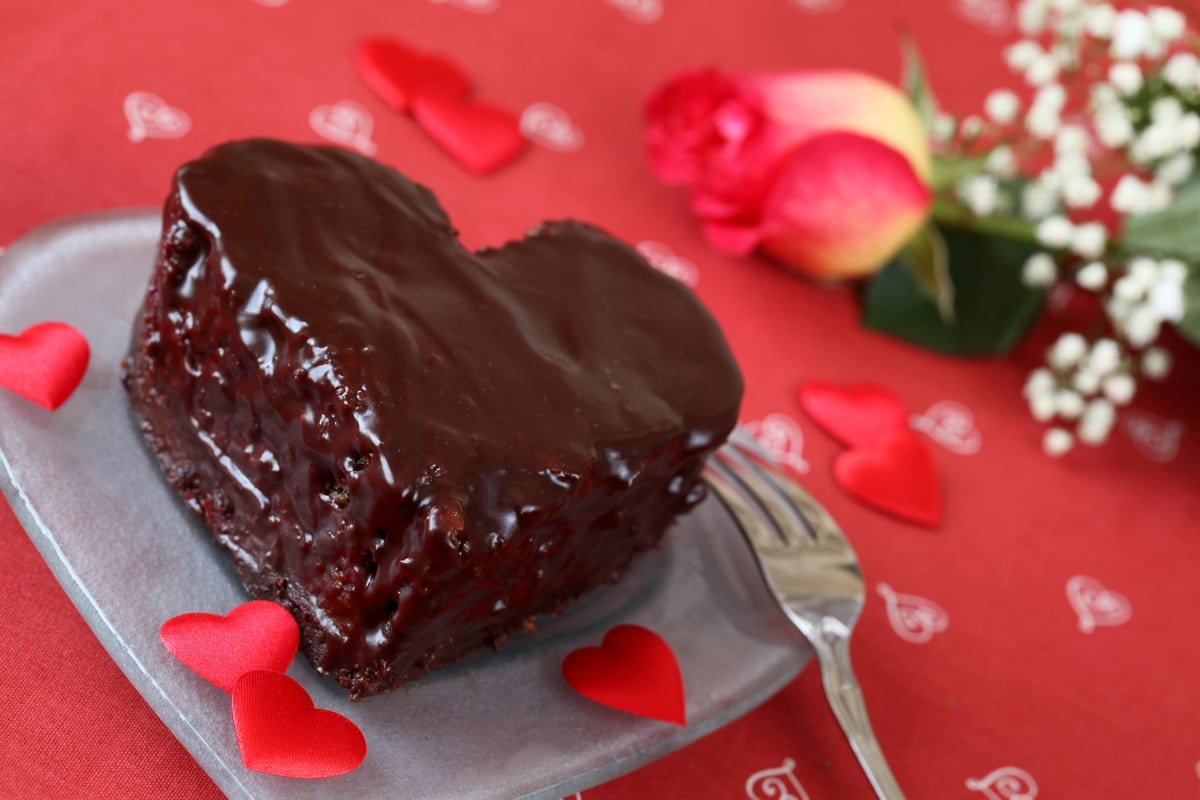 Einfacher Schokokuchen mit Honig als Herz zum Muttertag oder Valentinstag