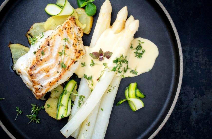 Einfacher Spargel mit Hollandaise, Zitronen und Kabeljaufilets