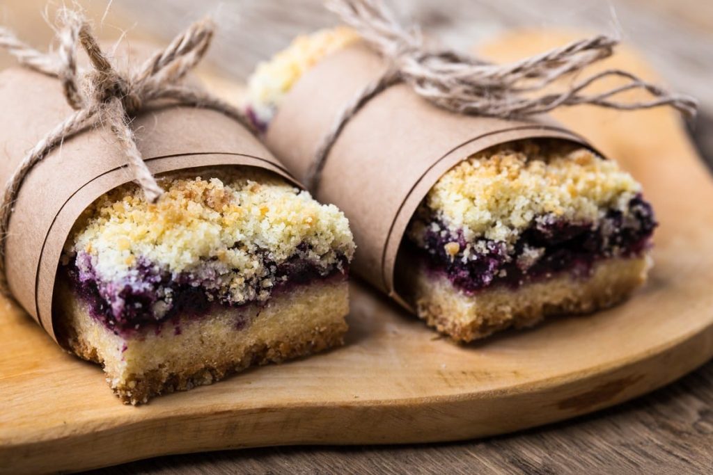 Einfacher Streuselkuchen mit Heidelbeeren und Zitronen