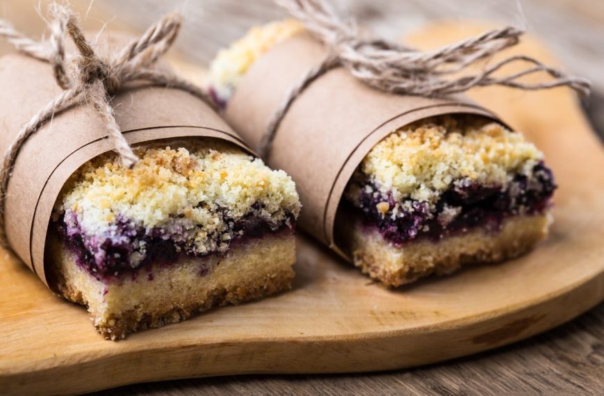 Einfacher Streuselkuchen mit Heidelbeeren und Zitronen