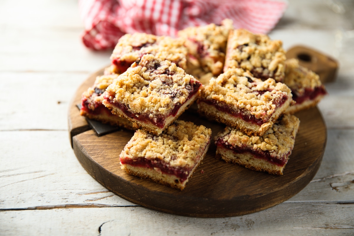 Einfacher Streuselkuchen mit Johannisbeeren