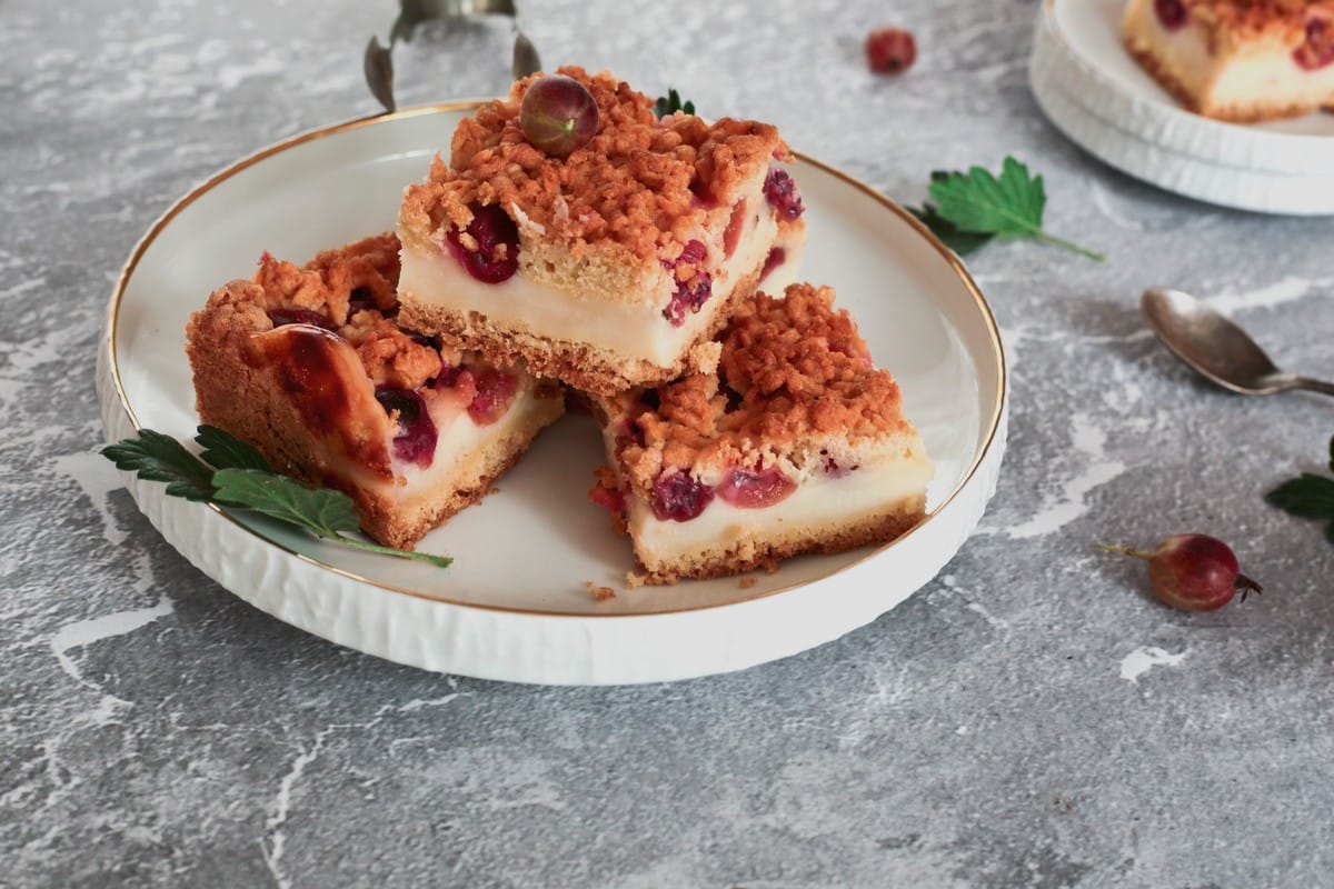 Einfacher Streuselkuchen mit Quark und Stachelbeeren