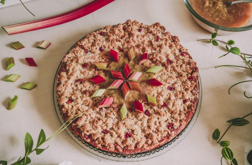 Einfacher Streuselkuchen mit Rhabarber und Buttermilch
