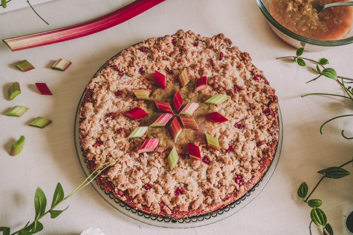 Einfacher Streuselkuchen mit Rhabarber und Buttermilch