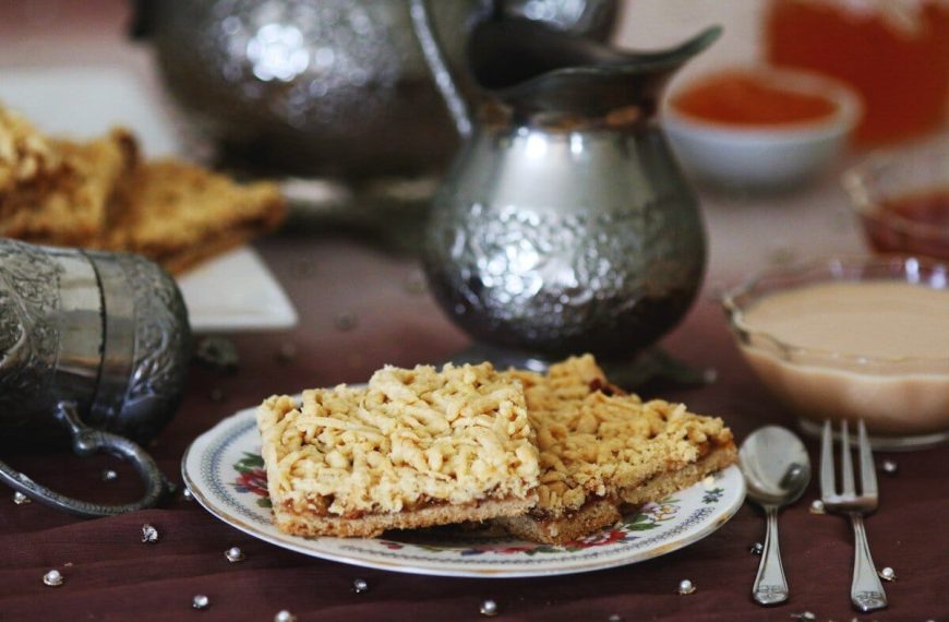 Einfacher Streuselkuchen mit Schokolade aus geriebenem Mürbeteig
