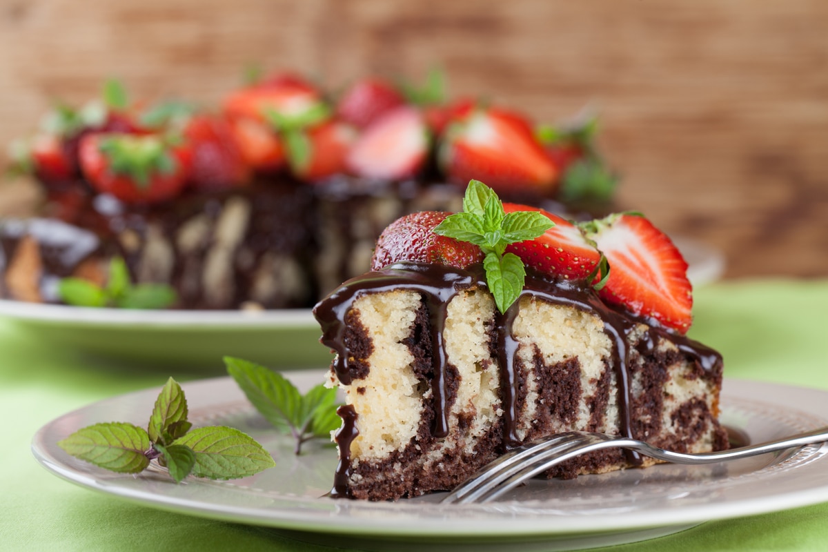 Einfacher Zebrakuchen mit Erdbeeren und Schokoglasur