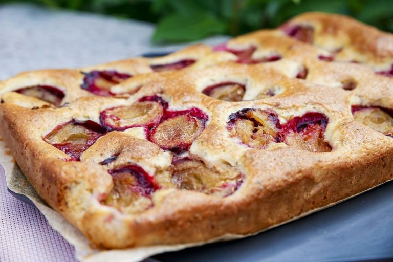 Einfacher Zwetschgenkuchen mit Chiasamen, Buttermilch und Zimt