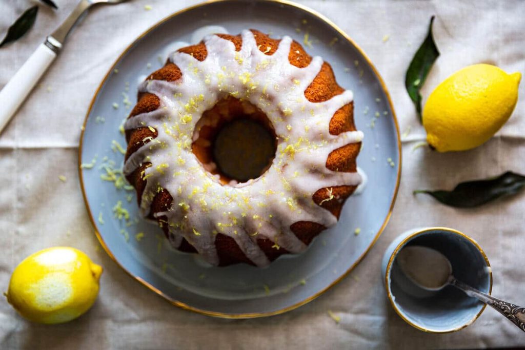 Einfacher aromatischer Zitronenkuchen Gugelhupf mit Zuckerglasur