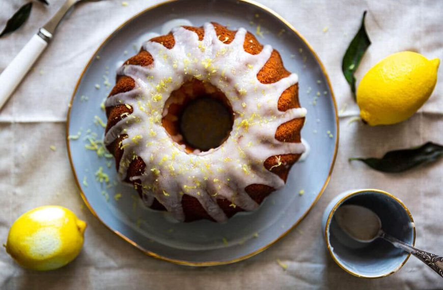Einfacher aromatischer Zitronenkuchen Gugelhupf mit Zuckerglasur