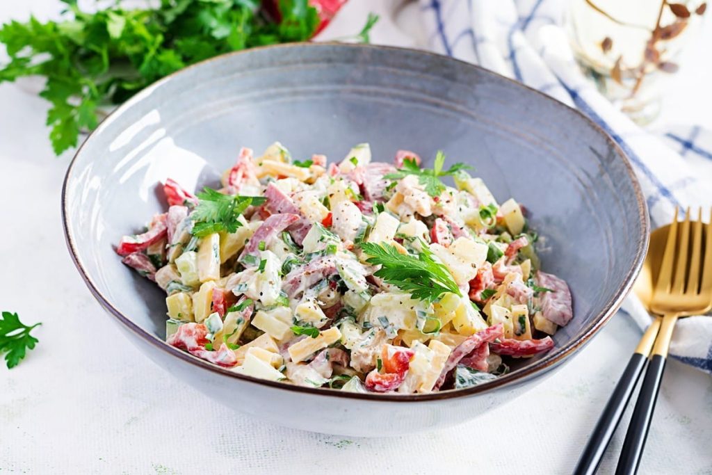 Einfacher und schneller Schinkensalat mit Käse, Gurken und Mayonnaise