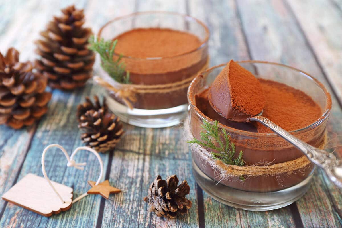 Einfaches Dessert Mousse au Chocolat mit Zartbitterschokolade