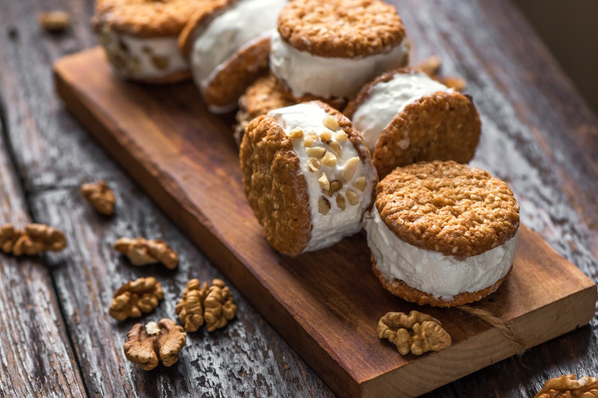Einfaches Dessert mit Vanilleeis
