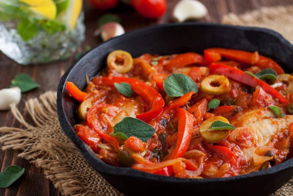 Einfaches Fischgericht mit Paprika und Tomatensauce im Ofen