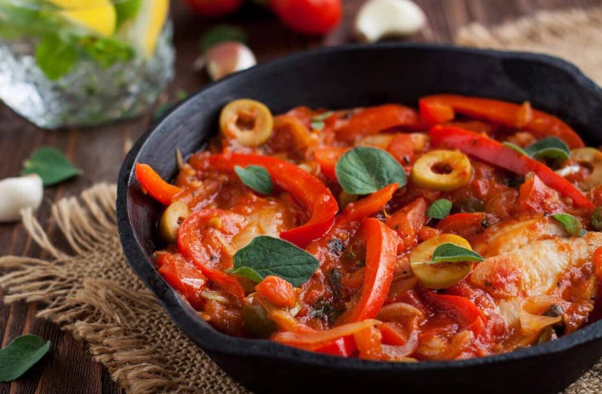 Einfaches Fischgericht mit Paprika und Tomatensauce im Ofen