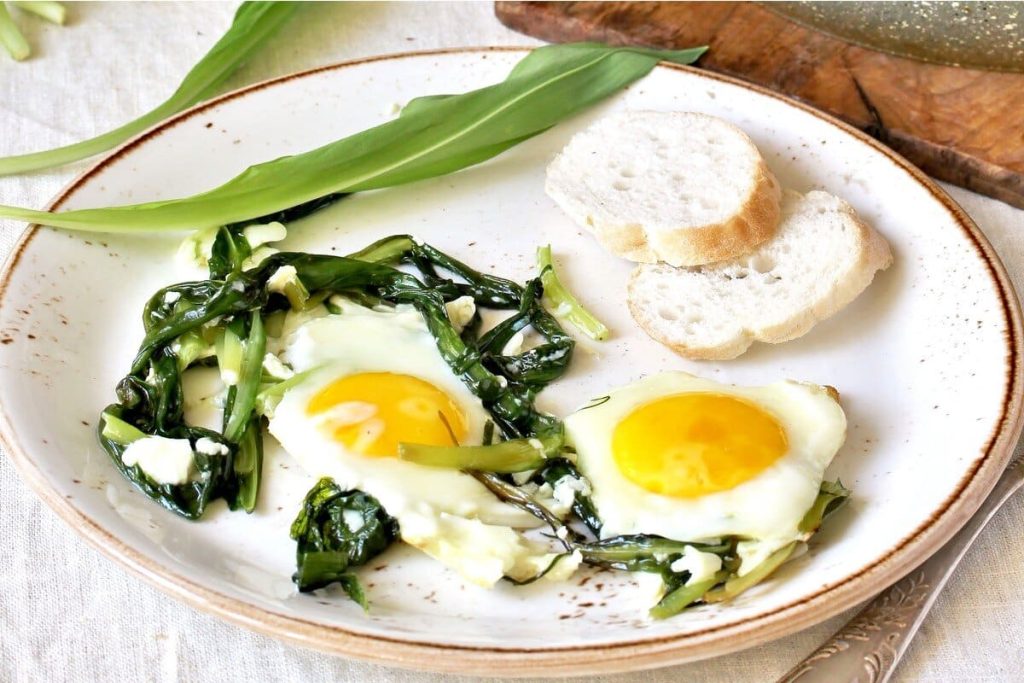 Einfaches Frühstück mit Spiegeleiern und Bärlauch