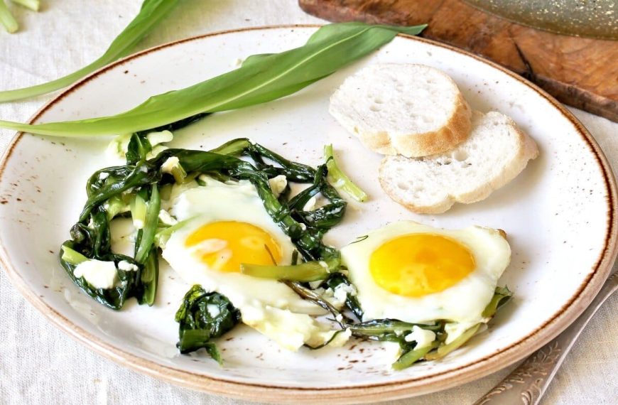 Einfaches Frühstück mit Spiegeleiern und Bärlauch