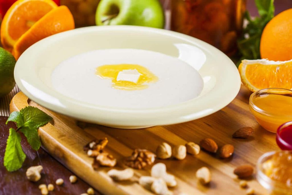Einfaches Grießbrei Rezept mit Orangen und Nüssen zum Frühstück