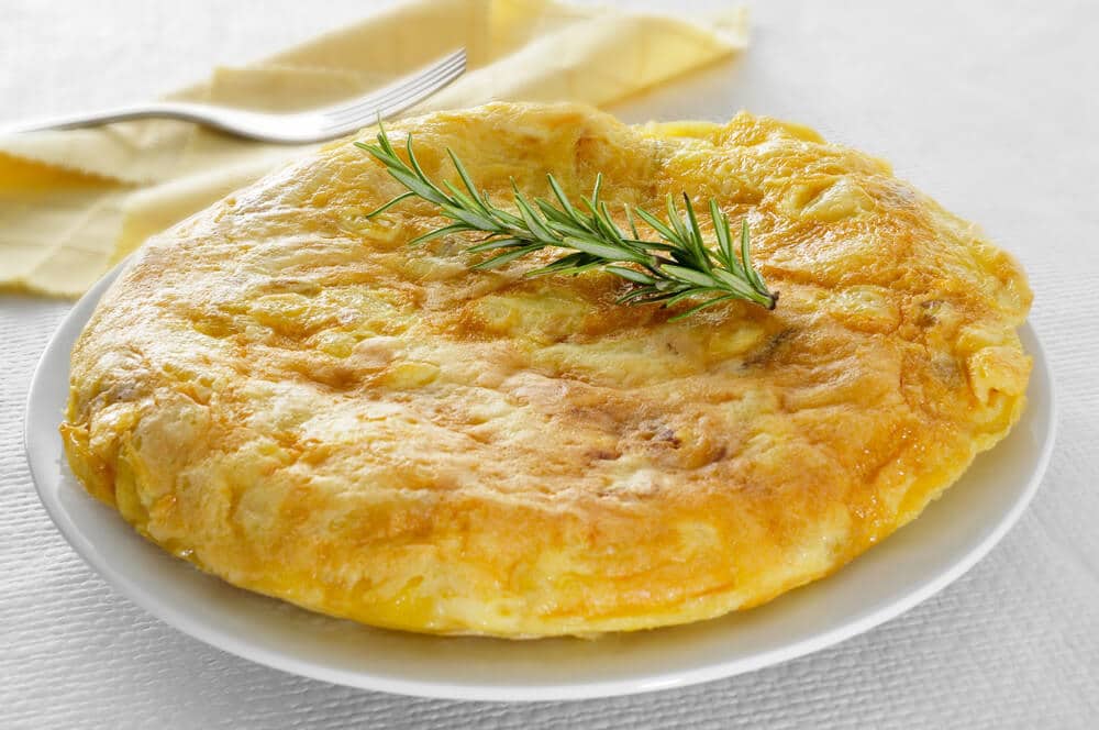 Einfaches Omelett mit Brot und einem delikaten Käsegeschmack