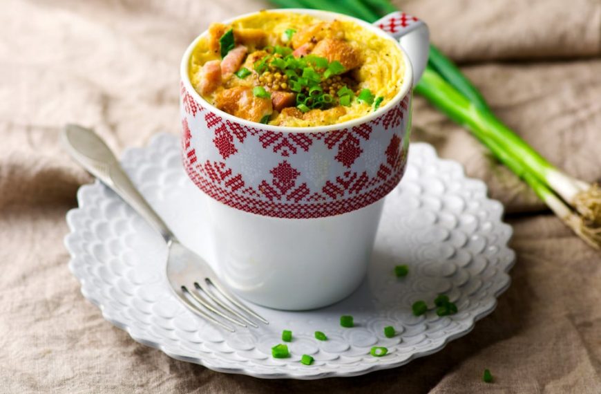 Einfaches Omelett mit Tomaten, Paprika und Käse in…