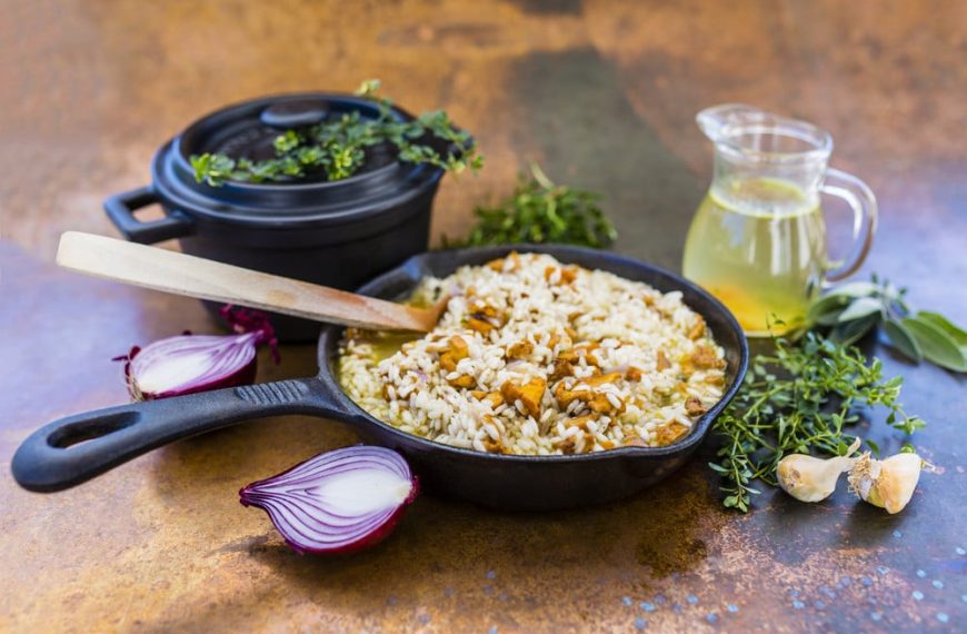 Einfaches Pilzrisotto aus Pfifferlingen mit Knoblauch und Parmesan
