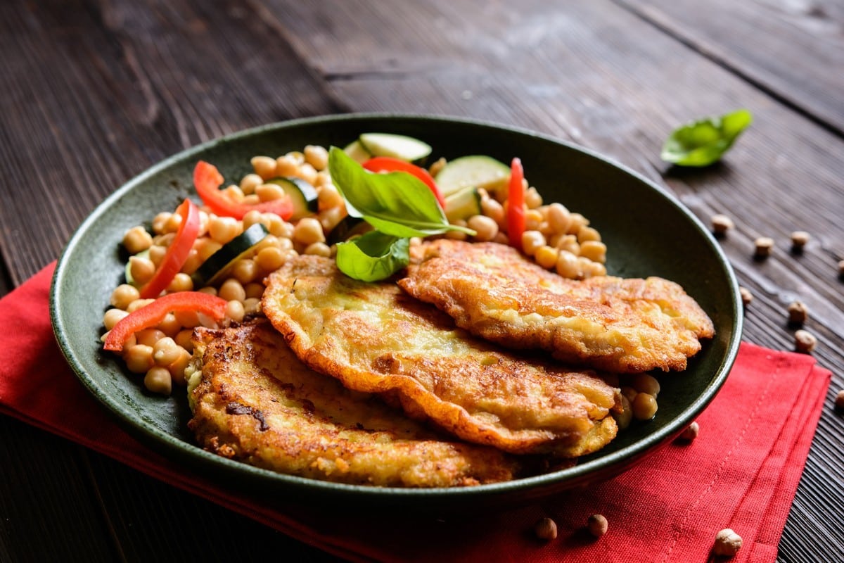 Einfaches Rezept für panierte Schweineschnitzel im Teigmantel