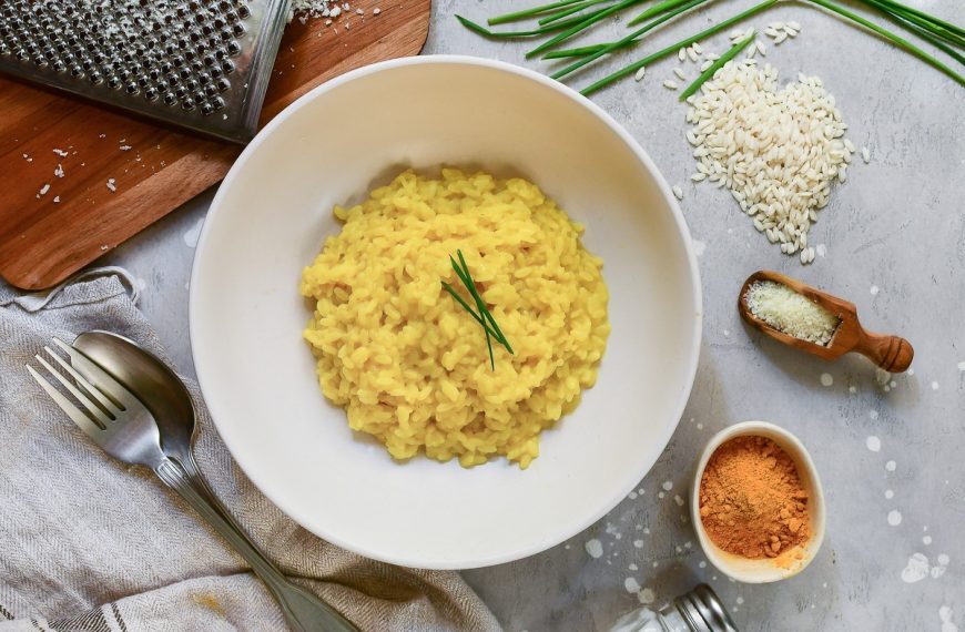 Einfaches Risotto mit Knoblauch und Parmesan