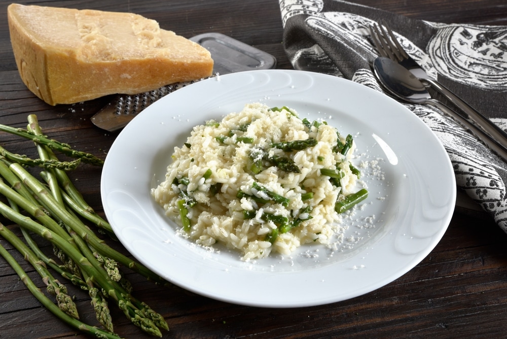 Einfaches Spargelrisotto mit grünem Spargel und Parmesan