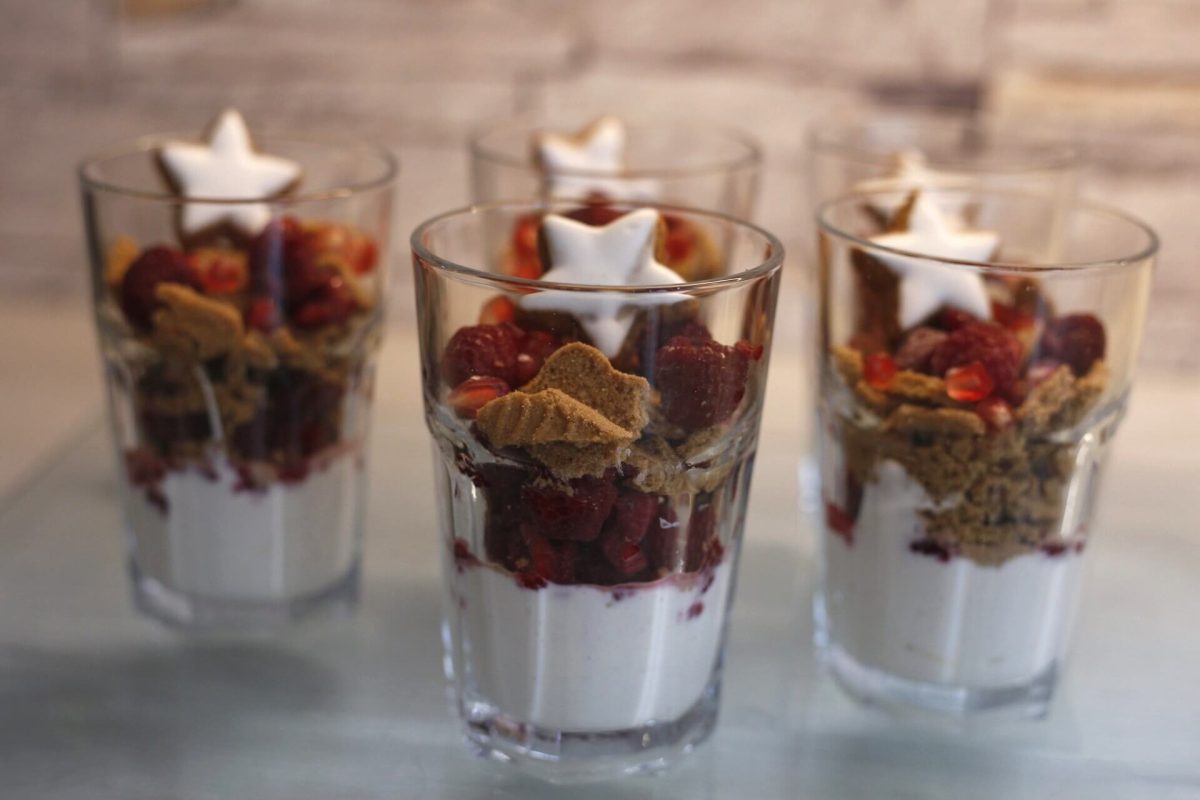 Fruchtiges Weihnachtsdessert mit roter Grütze und Spekulatius