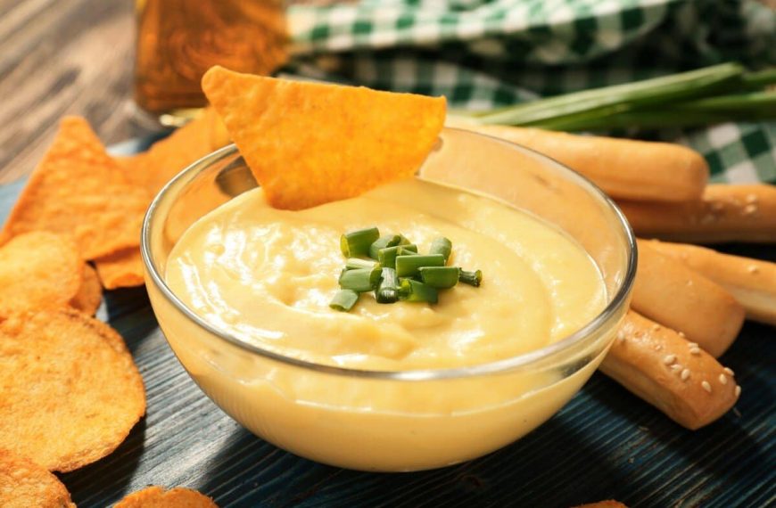 Einfachste Käsesauce mit Milch, Butter und Cheddarkäse