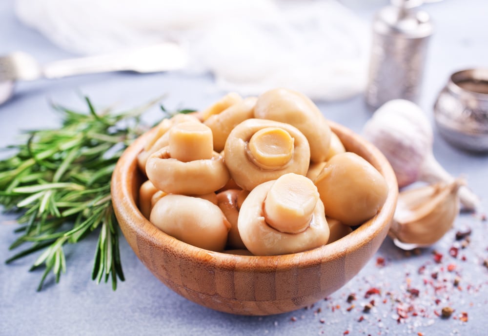 Eingelegte Champignons mit Knoblauch und Gewürzen