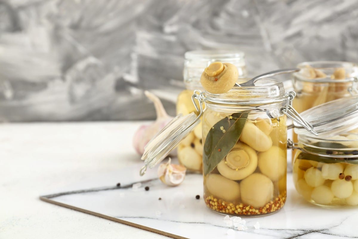 Eingelegte Champignons mit Knoblauch