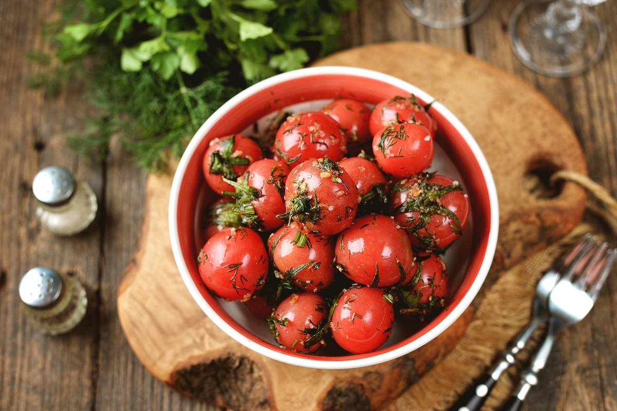 Eingelegte Tomaten mit Knoblauch und Dill