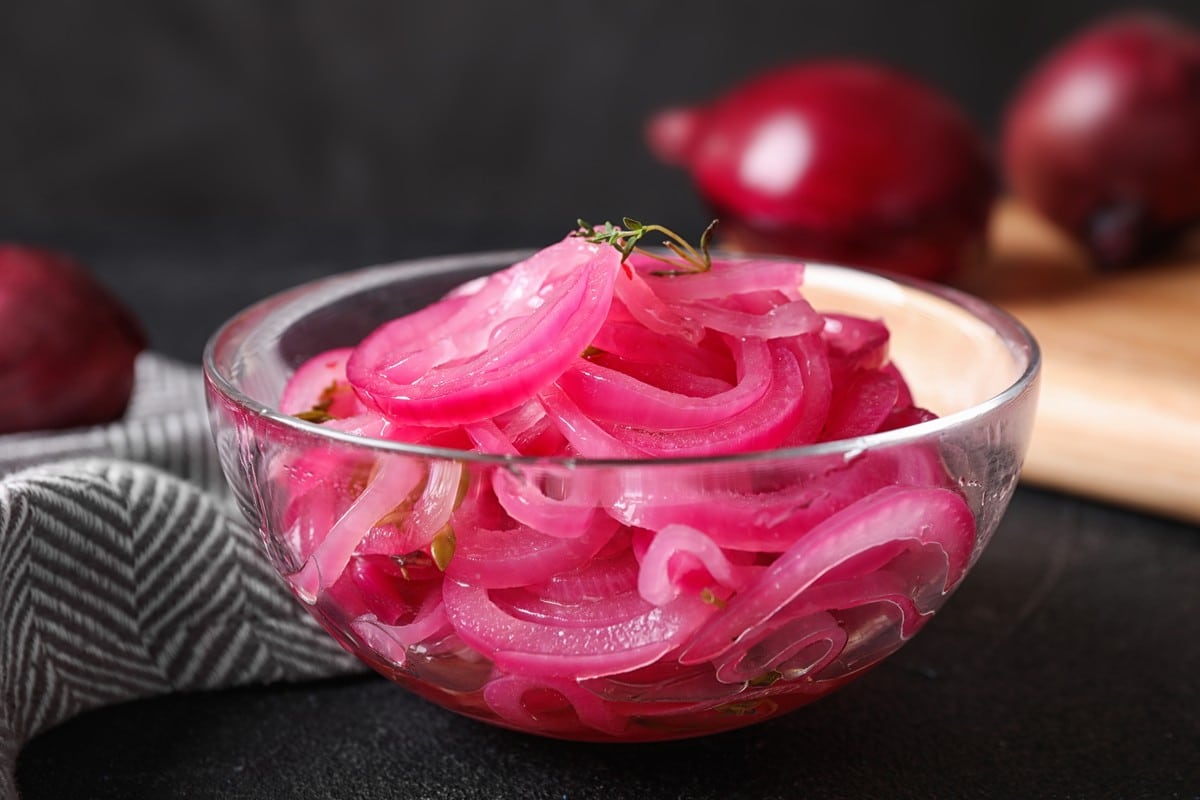 Eingelegte Zwiebeln in Limettensaft und Oregano