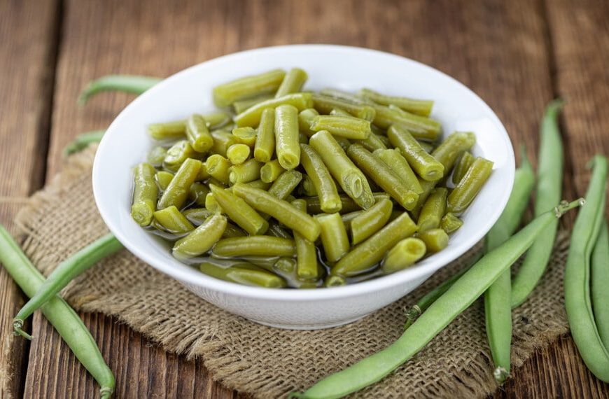 Eingelegte grüne Bohnen mit Knoblauch und Essig