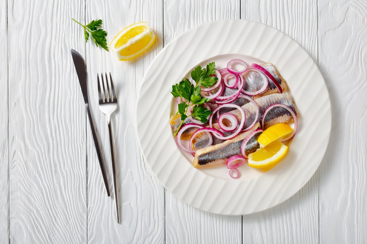 Eingelegter Hering mit Zwiebeln und Weinessig nach schwedischer Art