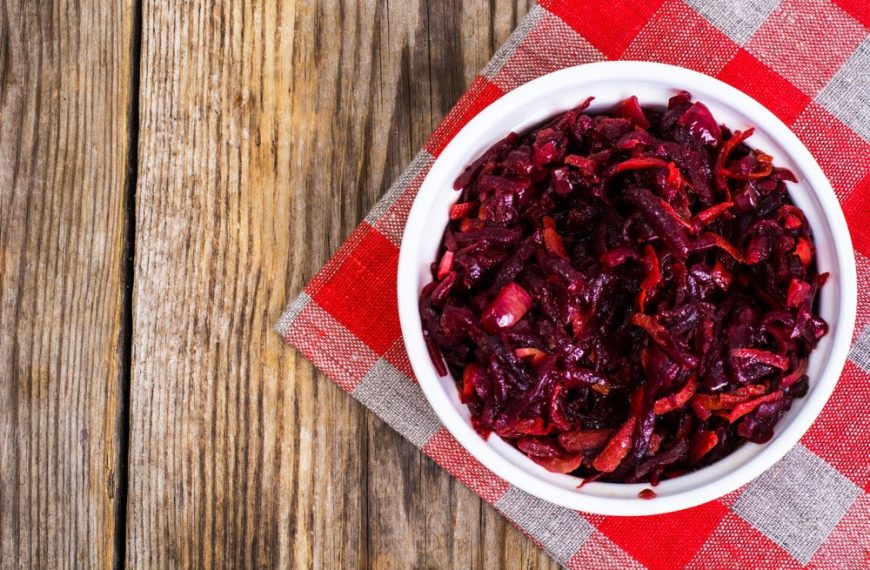 Eingelegter Rote Beete Salat mit Zucchini, Essig und Zwiebeln