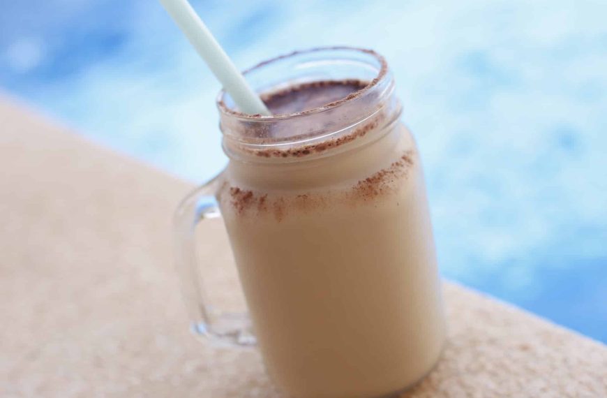 Eiskaffee Cocktail mit Milch und Schokolade selber machen