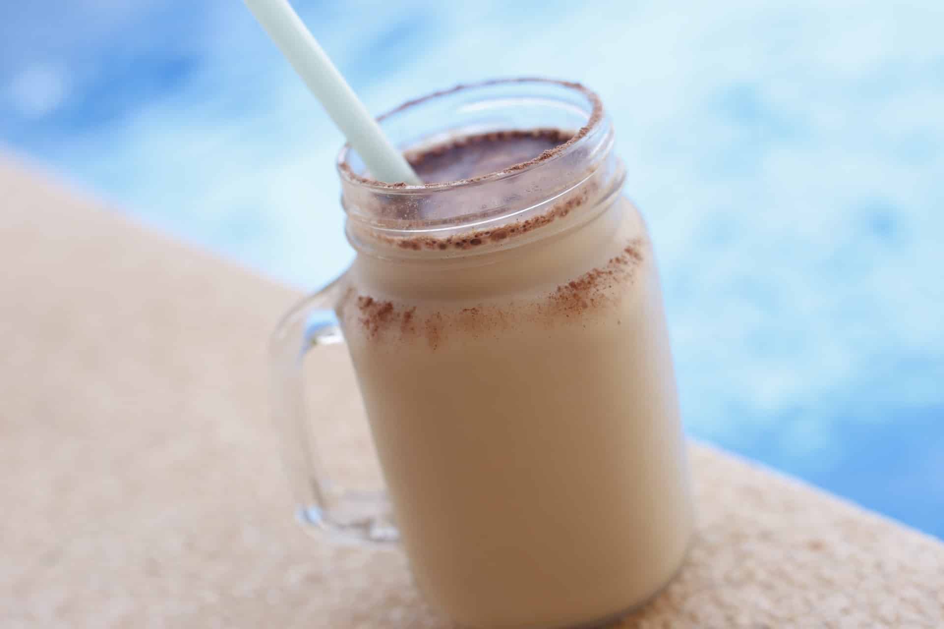 Eiskaffee Cocktail mit Milch und Schokolade selber machen