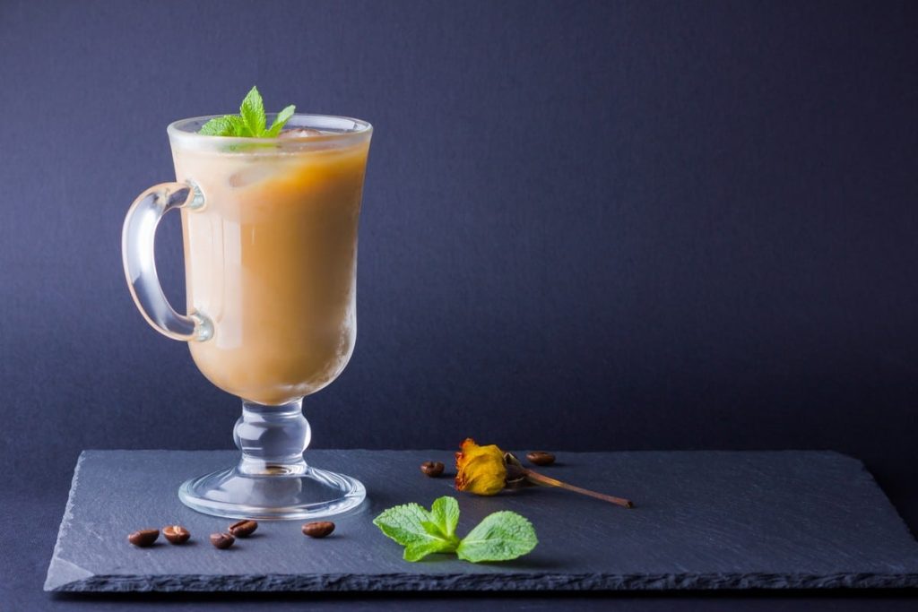 Eiskaffee mit Minze und Sahne – Kaltgetränk für den Sommer