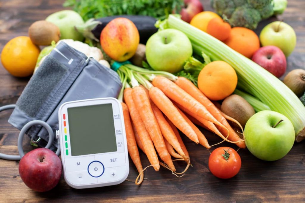 Eiweißhaltige Lebensmittel helfen den Blutdruck zu senken|Vitamine und Spurenelemente tragen zur Blutdrucksenkung bei|Mit richtigen Lebensmitteln Blutdruck senken|Milch und Hülsenfrüchte bei Bluthochdruck|Viel Wasser und Kräutertee trinken|Vermeide den Konsum von alkoholischen Getränken