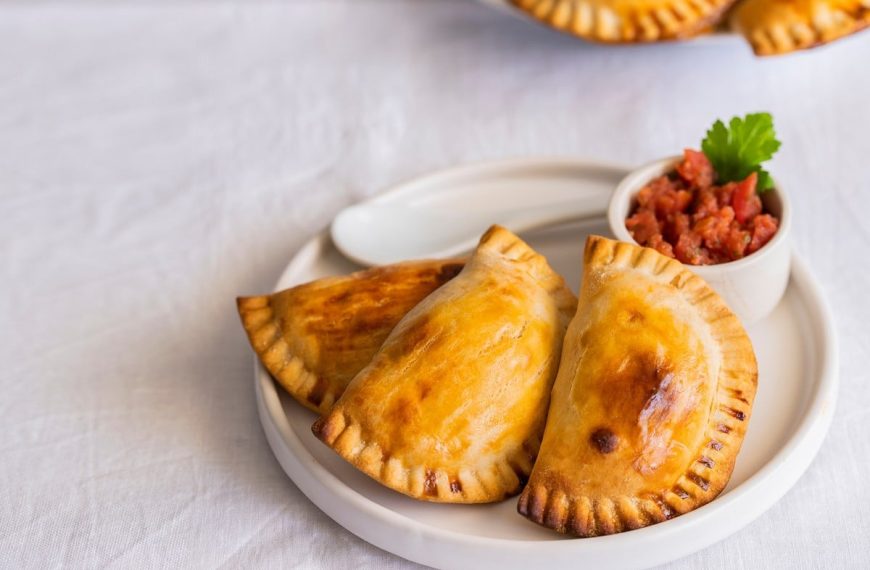 Empanadas – würzige Teigtaschen mit Fleisch und Gemüse