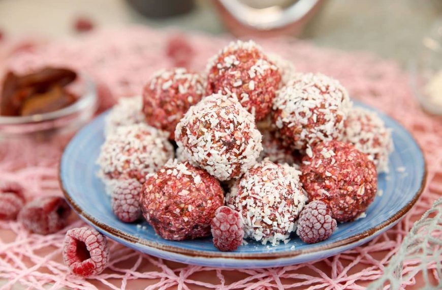 Energiebällchen mit Datteln, Haferflocken und Himbeeren
