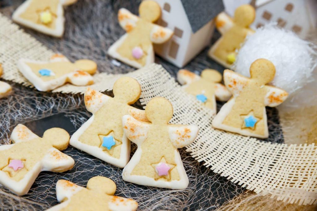 Engel Weihnachtsplätzchen mit Zuckerglasur und Glitzerstaub