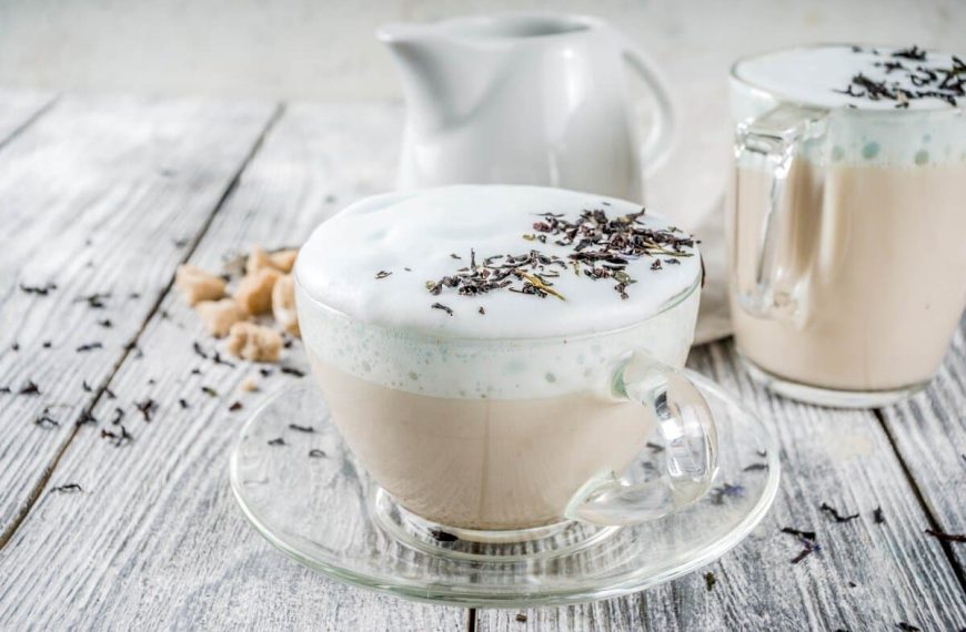 Englischer Earl Grey Tee mit Sojamilch, Vanille und Lavendelblüten