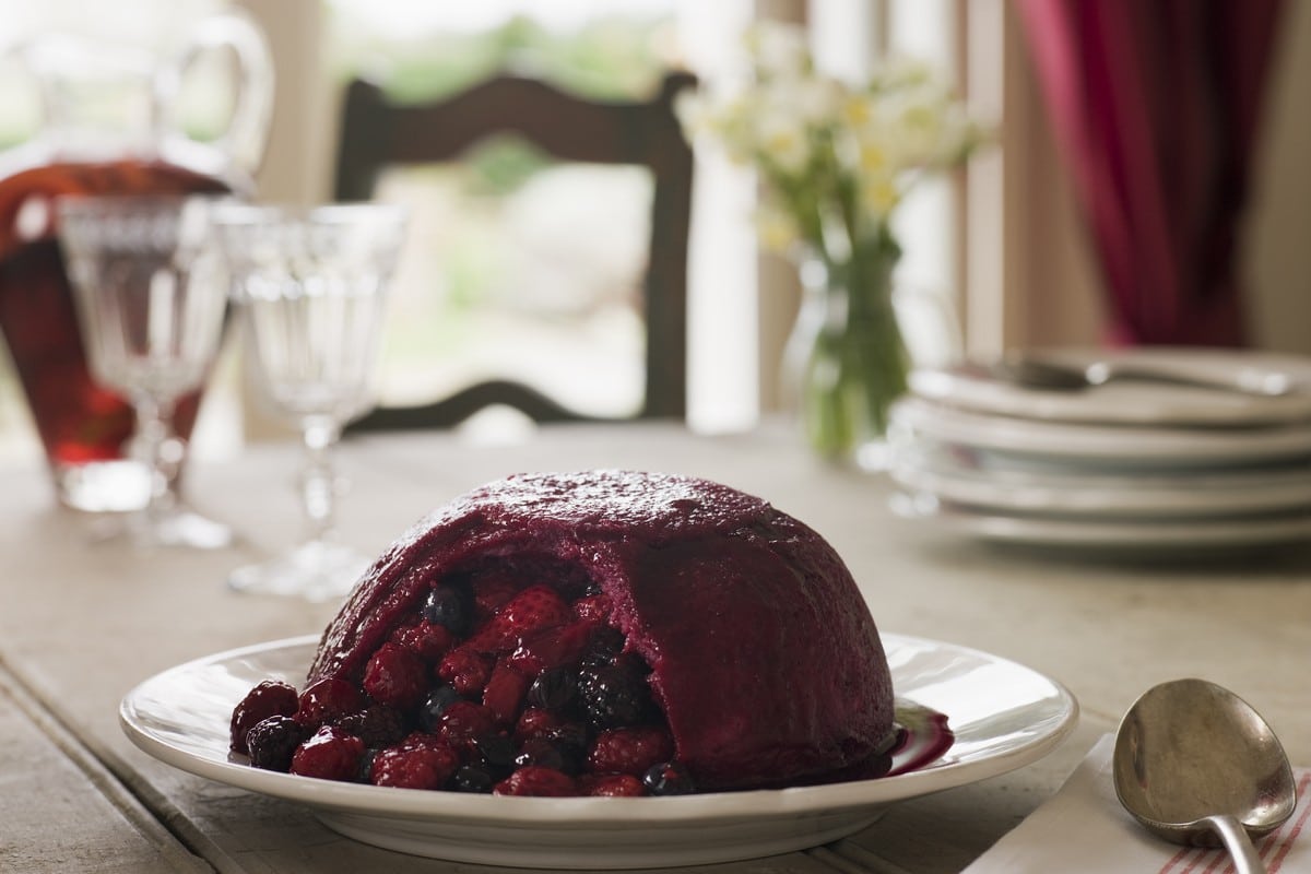 Englischer Gugelhupf Brotpudding mit roten Beeren