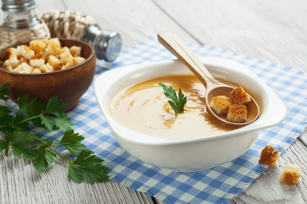 Erbsencremesuppe mit Kräutern und Croutons