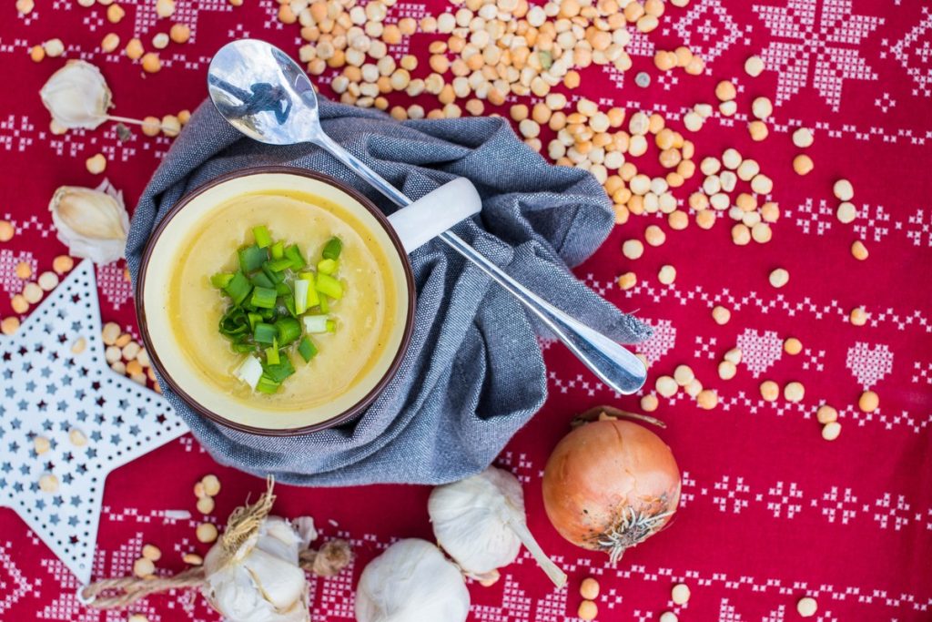 Erbsencremesuppe mit Räucherfleisch und Gemüse