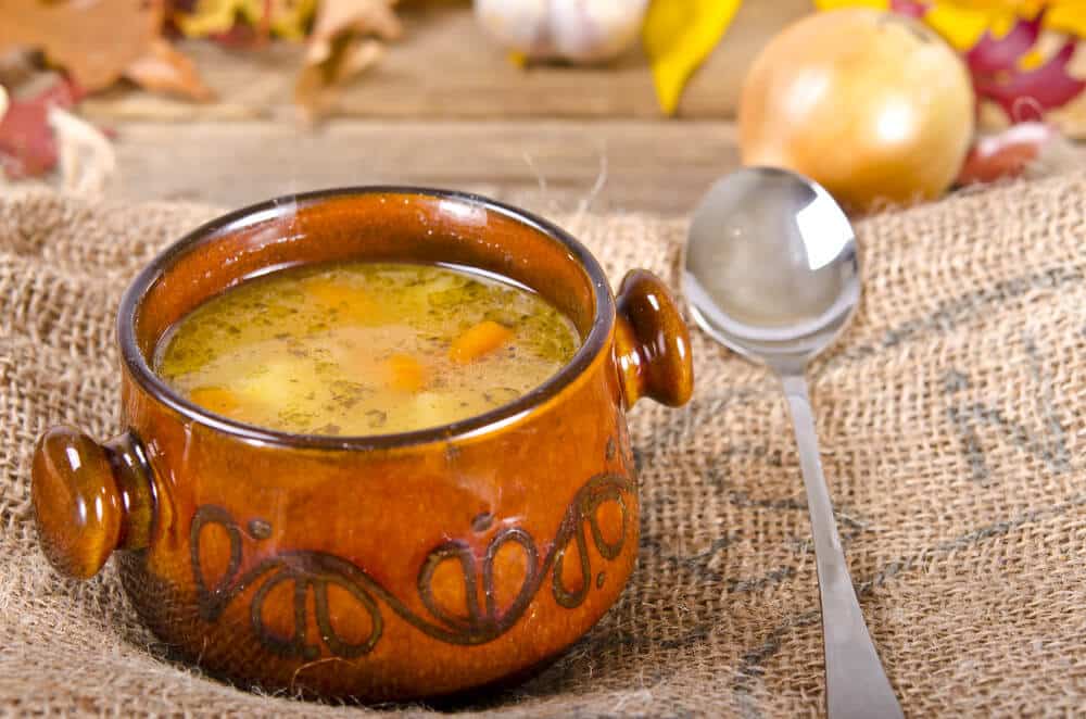 Erbsensuppe Grohówka mit geräuchertem Fleisch und Gemüse