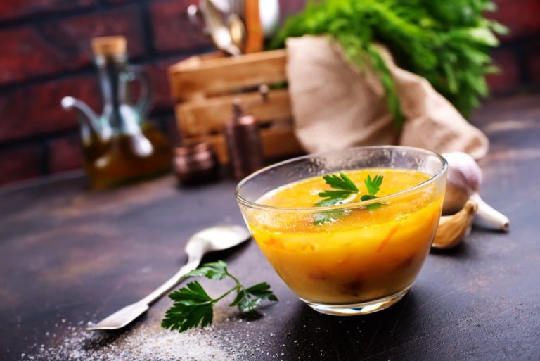 Erbsensuppe mit Schweinerippchen und Speck